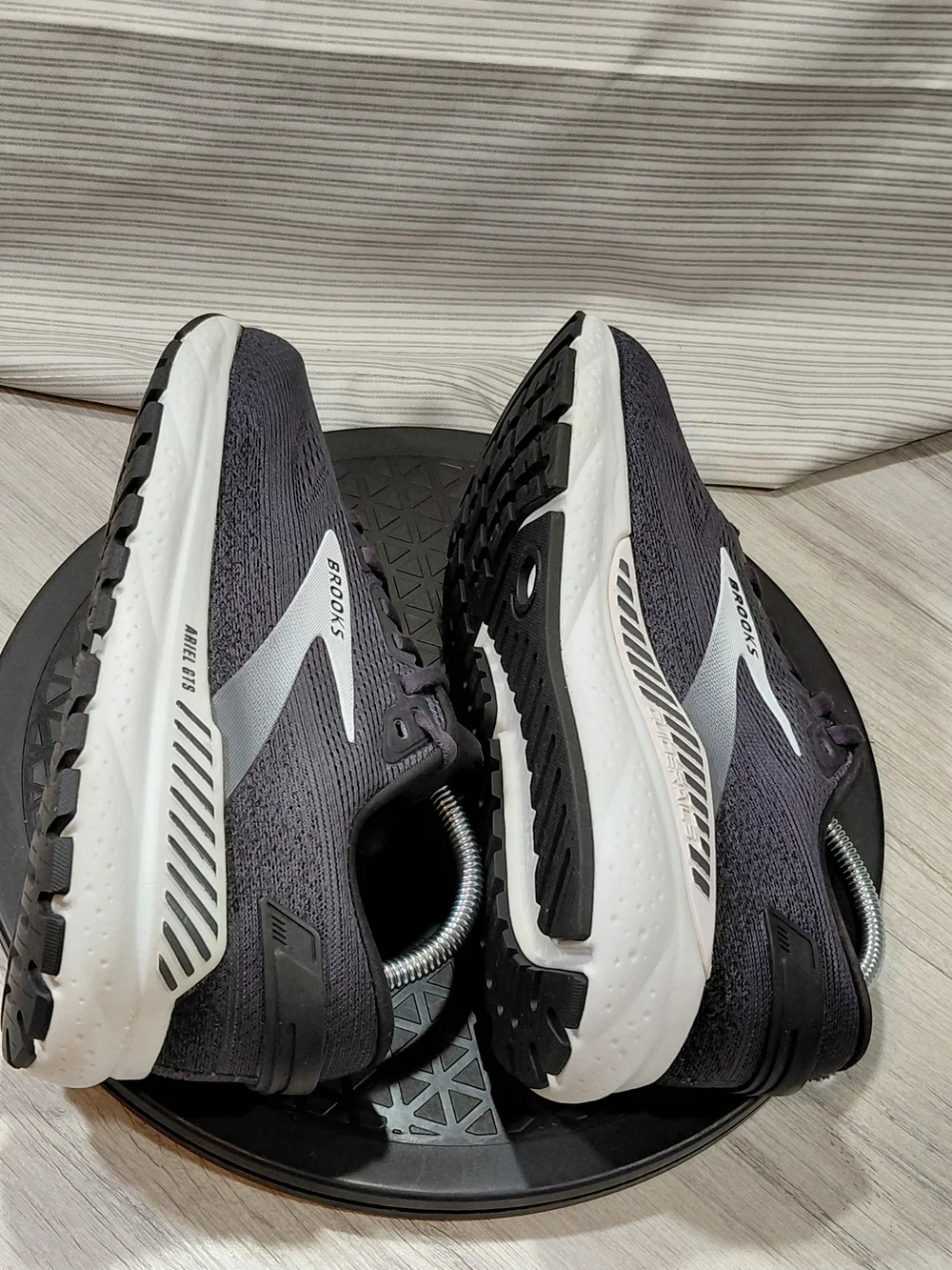 Brooks Womens Ariel GTS 24 Running Shoes in Charcoal/White SIZE 8.5 D WIDE FIT